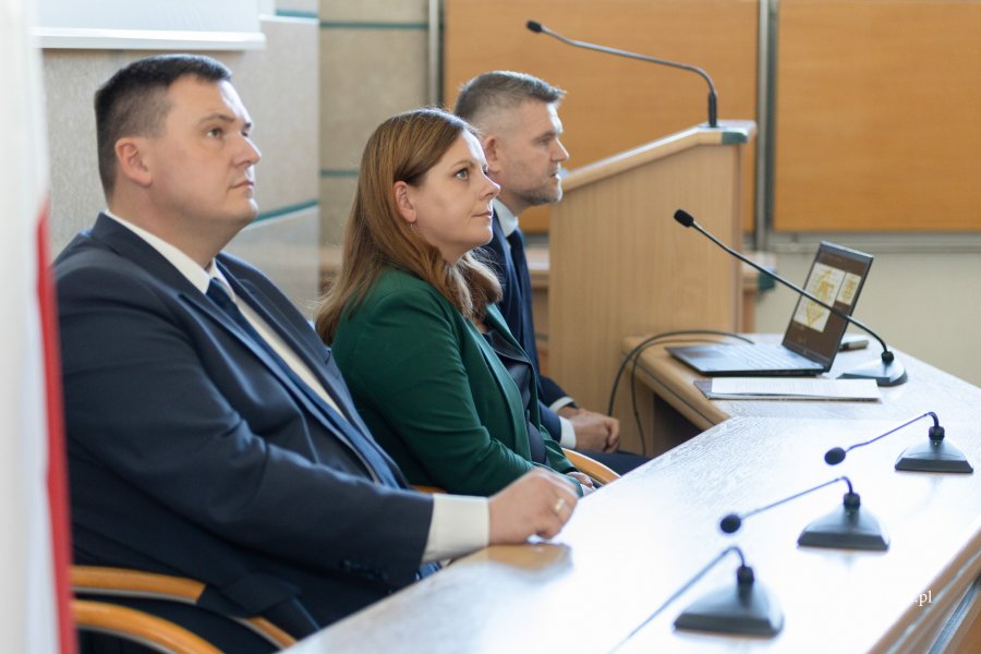 Wczoraj w sali 105 Urzędu Miasta Gdyni prezydent Aleksandra Kosiorek, naczelnik Wydziału Zarządzania Kryzysowego Robert Ronduda i sekretarz miasta Łukasz Kobus spotkali się z przedstawicielami służb i instytucji odpowiedzialnych za bezpieczeństwo. Rozmowy dotyczyły opracowania w ciągu miesiąca wkładów do Pomorskiego Planu Ewakuacji i Ochrony Ludności. (fot. Natalia Kawalerowicz)