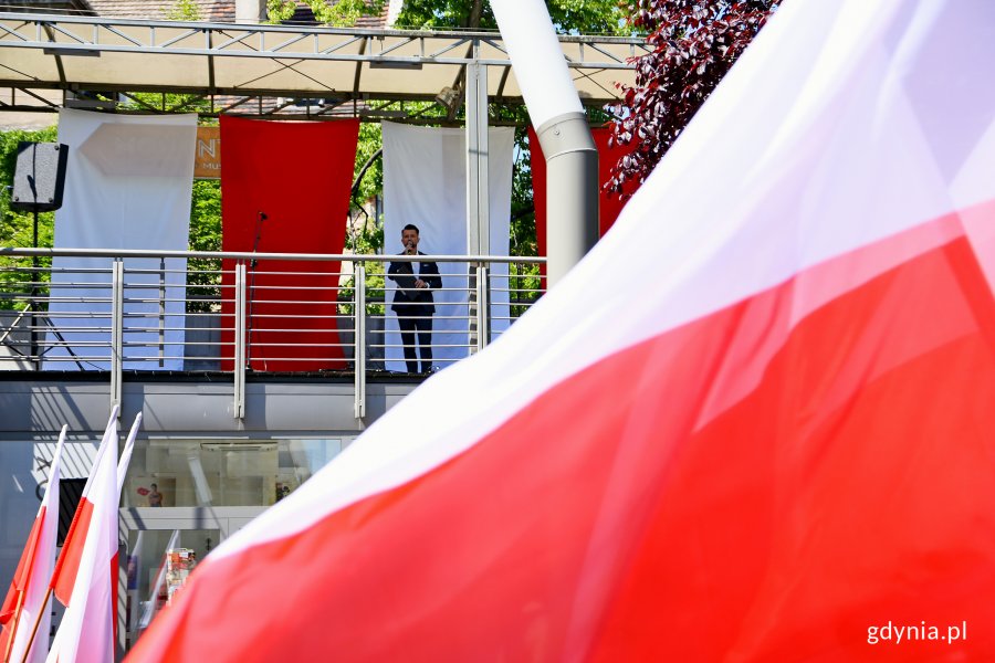 Gdynianie w południe odśpiewali wspólnie hymn przy InfoBoksie, fot. Kamil Złoch