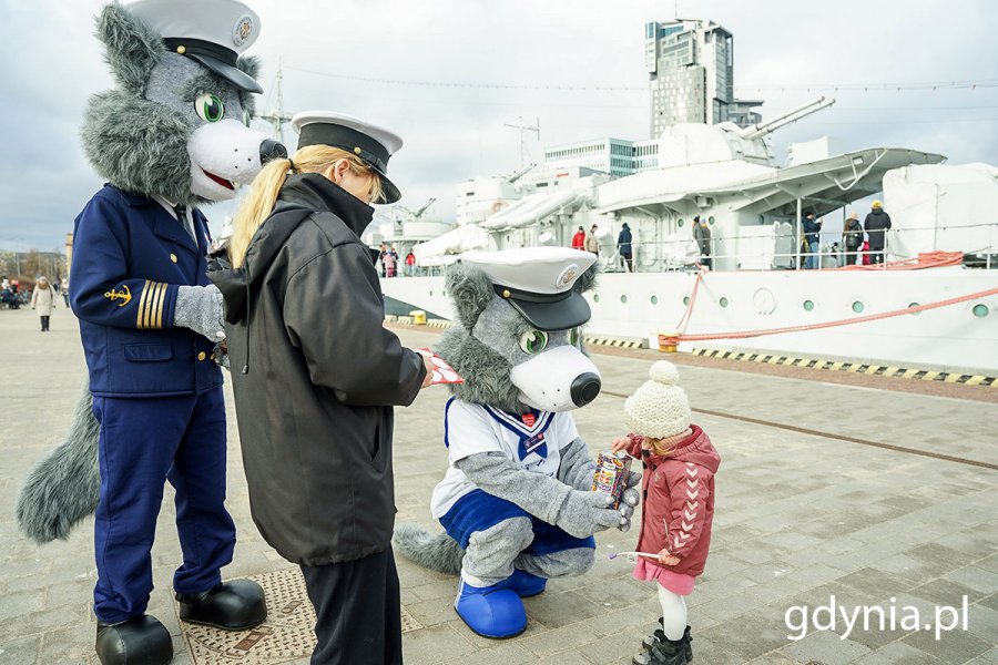 Wolontariusze WOŚP przebrani za zwierzęta.