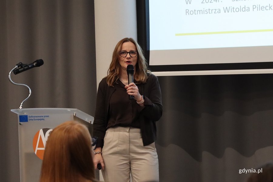 Spotkanie w ZSA-E w Gdyni, na zdjęciu wicedyrektorka ZSA-E Joanna Łyjak (fot. Katarzyna Balcerzak)