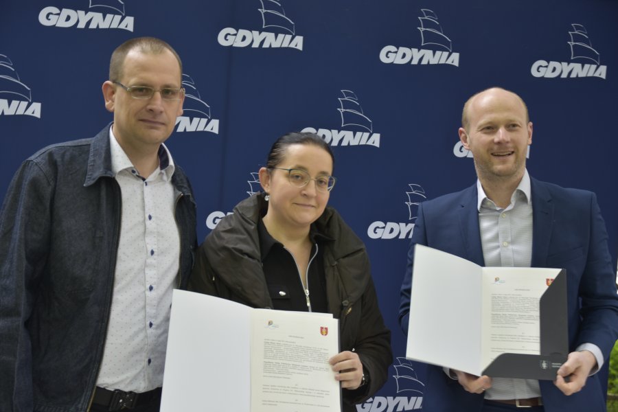 Wiceprezydent Bartosz Bartoszewicz, Krystyna i Jacek Kolwas, właściciele Szkoły Latawiec pozują do zdjęcia z podpisanym listem intencyjnym