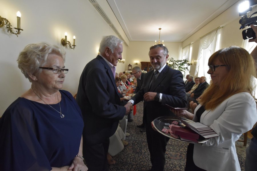 Prezydent Wojciech Szczurek wręczył medale za Długoletnie Pożycie Małżeńskie // fot. Lechosław Dzierżak