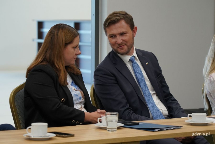 Na zdjęciu: prezydent Gdyni Aleksandra Kosiorek i wiceprezydent Gdańska Piotr Grzelak (fot. Magdalena Starnawska)