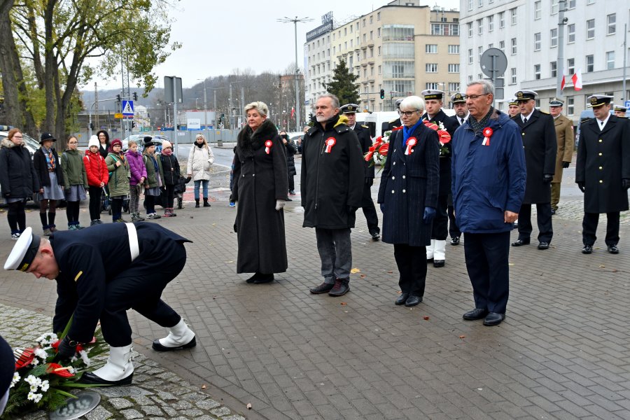 Gdyńscy samorządowcy składają kwiaty przed pomnikiem marszałka Józefa Piłsudskiego. Od lewej:  radna Elżbieta Raczyńska, prezydent Wojciech Szczurek, przewodnicząca Rady Miasta Joanna Zielińska oraz radny Zenon Roda // fot. Magdalena Czernek