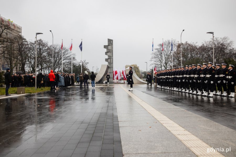 Uroczystości z okazji 106. rocznicy utworzenia Marynarki Wojennej przed pomnikiem Polski Morskiej 