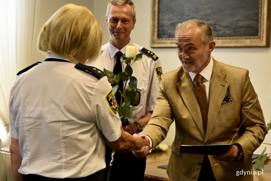 Nagrody i awanse wręczył prezydent Gdyni - Wojciech Szczurek // fot. Paweł Kukla