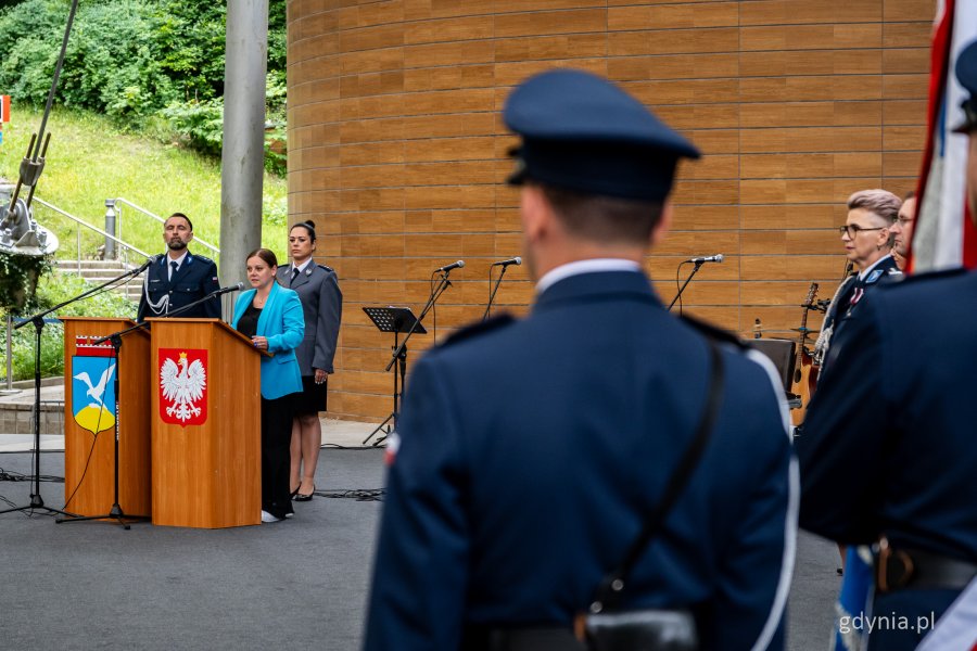 Obchody Święta Policji dla funkcjonariuszy Komendy Miejskiej Policji w Gdyni i Komendy Miejskiej Policji w Sopocie w Operze Leśnej - przemawia prezydent Gdyni Aleksandra Kosiorek (fot. Kamil Złoch)