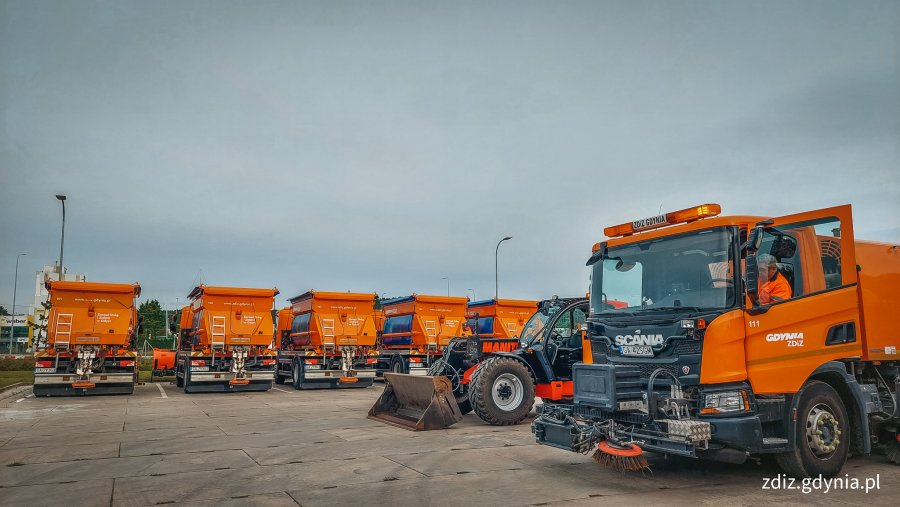 Pomarańczowe pojazdy służące do letniego i zimowego utrzymania dróg
