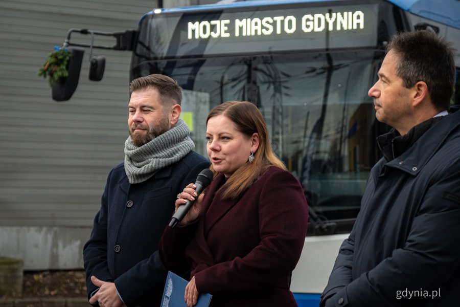 Na zdjęciu od prawej dyrektor ZKM Hubert Kołodziejski, prezydent Gdyni Aleksandra Kosiorek i prezes PKT Marcin Połom (fot. Kamil Złoch)