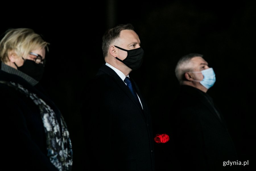 Prezydent RP Andrzej Duda (w środku) podczas uroczystości 50. rocznicy wydarzeń Grudnia '70 w Gdyni. Po prawej stronie Krzysztof Dośla - przewodniczący Regionu Gdańskiego NSZZ Solidarność // fot. Karol Stańczak
