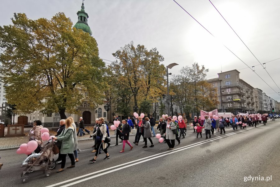 Marsz Różowej Wstążki przeszedł ulicami Gdyni // fot. Michał Puszczewicz