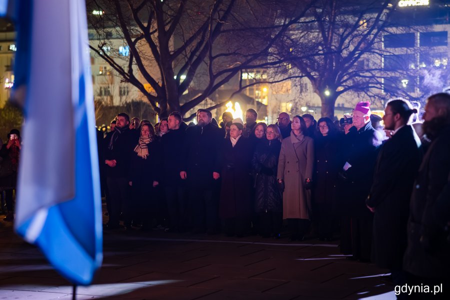 Na zdjęciu (od prawej): bp Wiesław Szlachetka &ndash; biskup pomocniczy Archidiecezji Gdańskiej, Aleksandra Dulkiewicz &ndash; prezydent Gdańska, Beata Rutkiewicz &ndash; wojewoda pomorska, Agnieszka Baranowska &ndash; członek zarządu wojew&oacute;dztwa pomorskiego, Oktawia Gorzeńska &ndash; wiceprezydentka Gdyni, Aleksandra Kosiorek &ndash; prezydent Gdyni, Tadeusz Szemiot &ndash; przewodniczący Rady Miasta Gdyni oraz radni Norbert Anisowicz, Larysa Kramin i Dominik Aziewicz podczas uroczystości upamiętniających wydarzenia Grudnia '70