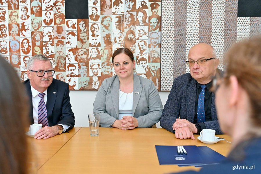 Od prawej: prof. Dariusz Mikielewicz &ndash; prorektor ds. nauki Politechniki Gdańskiej, prezydent Gdyni Aleksandra Kosiorek i prof. Jakub Szczepański &ndash; dziekan Wydziału Architektury Politechniki Gdańskiej podczas spotkania związanego z podpisaniem listu intencyjnego o wsp&oacute;łpracy Gdyni i Politechniki Gdańskiej 