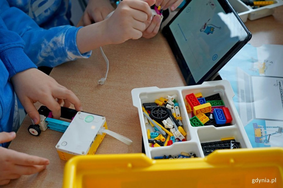 Nowoczesne technologie i program z Lego rozwijają umiejętności uczni&oacute;w 