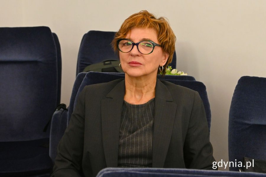 Dyrektor Muzeum Miasta Gdyni Karin Moder na sali obrad Senatu