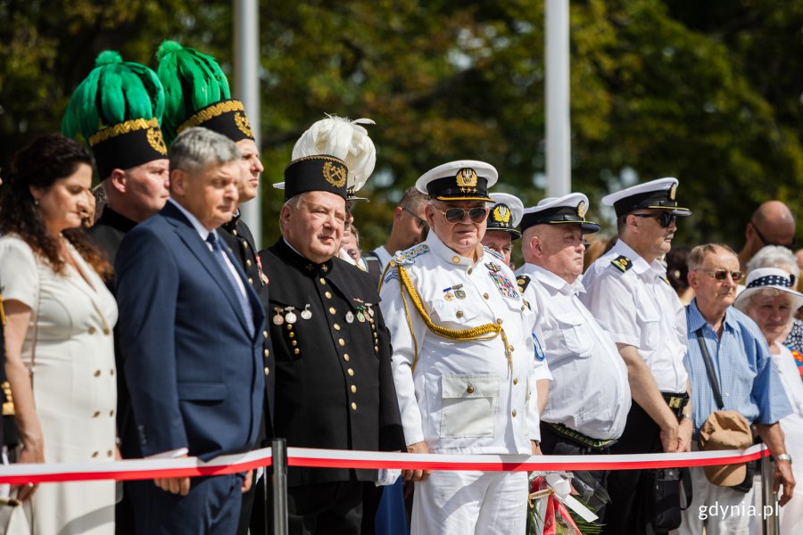 Górnicy i grupa rekonstrukcyjna w historycznych mudurach marynarki  (fot. Karol Stańczak) 