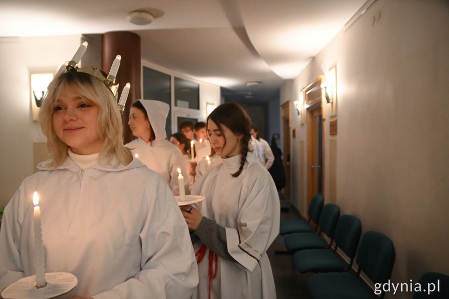 Uczniowie śpiewają szwedzkie pieśni// fot. Karolina Szypelt