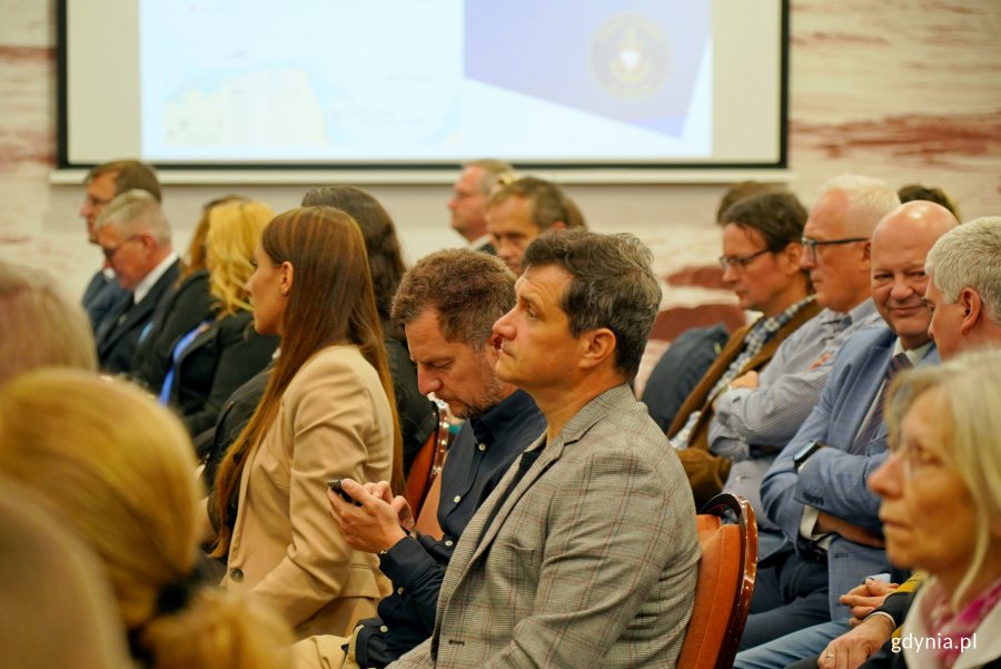 Uczestnicy konferencji na temat materiał&oacute;w niebezpiecznych w Bałtyku zgromadzeni na sali