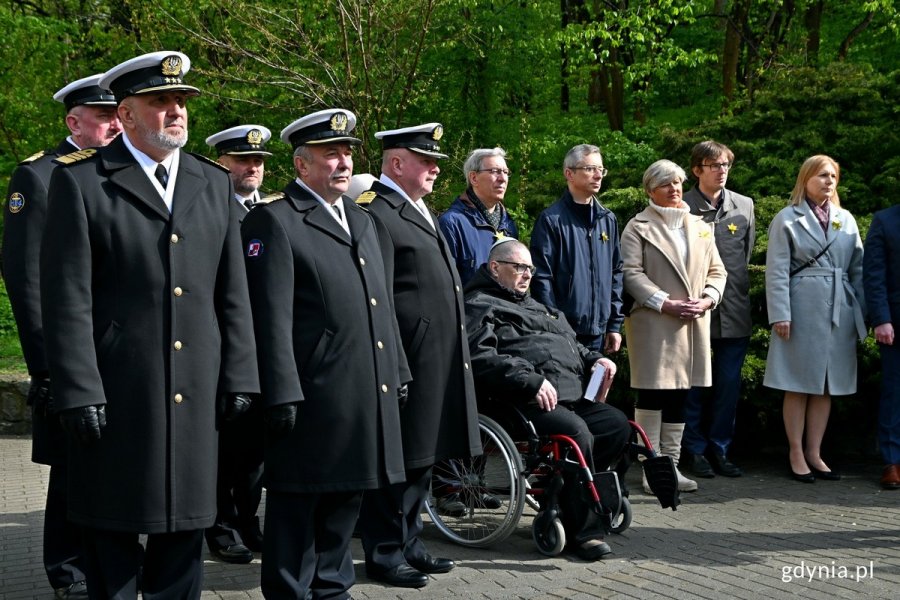 W gdyńskich uroczystościach z okazji 81. rocznicy wybuchu powstania w getcie warszawskim wzięli udział m.in. (od lewej) przedstawiciele Marynarki Wojennej, kantor Karol Kołodziej, radny miasta Zenon Roda, Marek Rutka oraz radna Elżbieta Raczyńska 