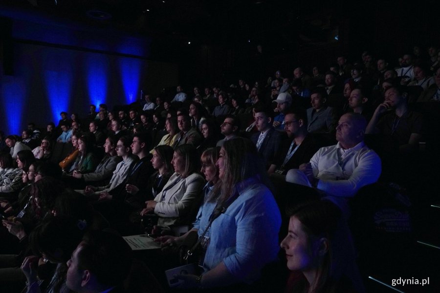 Uczestnicy Europejskiego Forum Młodych Lider&oacute;w podczas ceremonii otwarcia w Gdyńskim Centrum Filmowym 