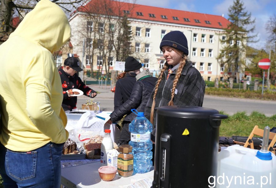 Dziewczynka w mundurku z warkoczami przy stole