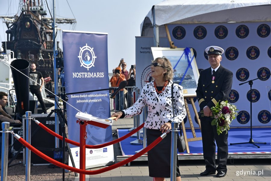 Mieczysława Piotrzkowska - matka chrzestna "Zodiaka II" podczas ceremonii chrztu statku. Jest ubrana w czarną sukienkę i biały żakiet w czarne kropki // fot. Magdalena Czernek