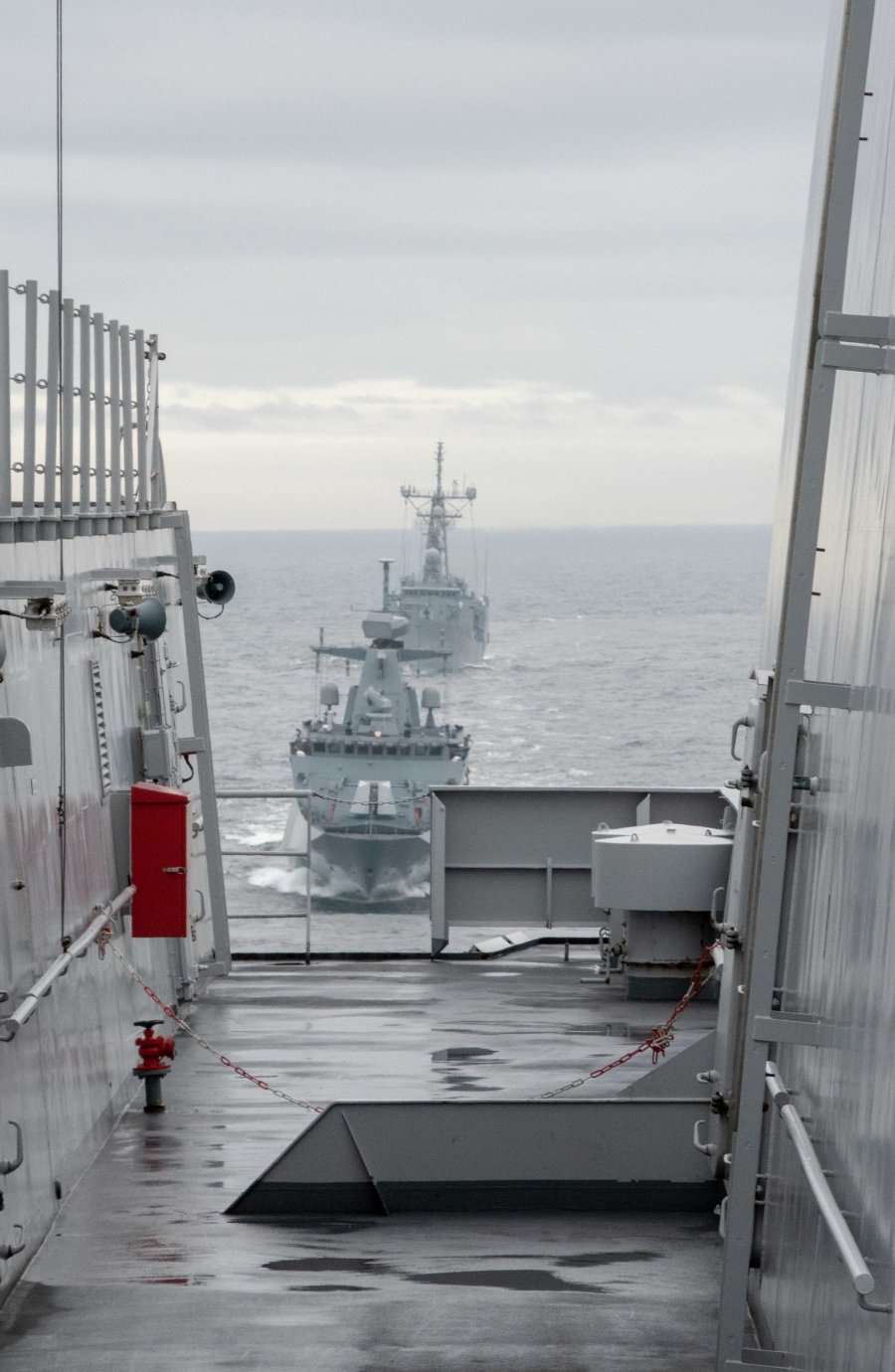 Fregata rakietowa ORP „Gen. K. Pułaski” i korweta patrolowa ORP „Ślązak” podczas manewrów „Passex” widziane z pokładu okrętu desantowego HNLMS „Rotterdam” // fot. SNMG-1