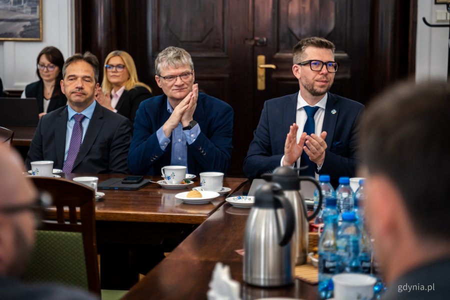 Spotkanie Obszaru Metropolitalnego Gdańsk-Gdynia-Sopot w Wejherowie. Siedzą, od lewej: Hubert Kołodziejski, dyrektor ZKM w Gdyni, Rafał Geremek, wiceprezydent Gdyni i Michał Glaser, prezes Obszaru Metropolitalnego Gdańsk-Gdynia-Sopot (fot. Kamil Złoch)