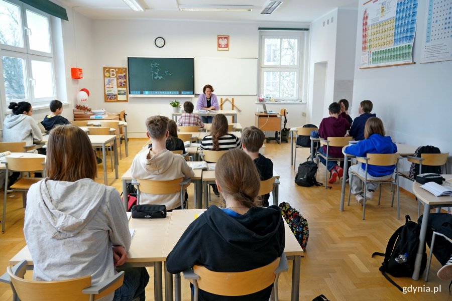 Jedna z klas podczas lekcji w sali chemicznej w SP nr 18 