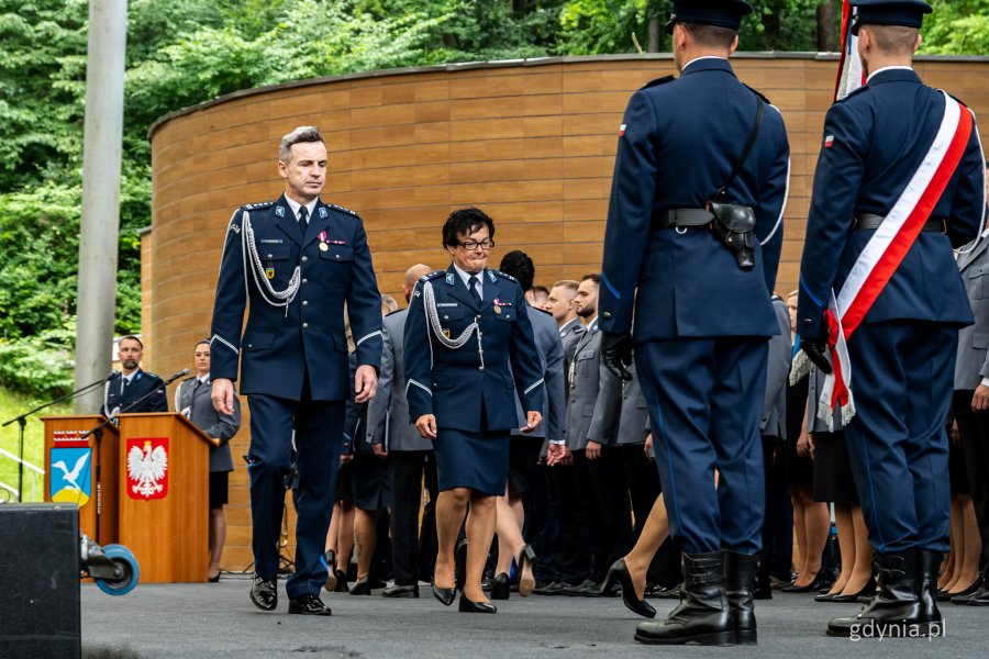 Obchody Święta Policji dla funkcjonariuszy Komendy Miejskiej Policji w Gdyni i Komendy Miejskiej Policji w Sopocie w Operze Leśnej - insp. Sławomir Pachura i mł. insp. Beata Nienadowska (fot. Kamil Złoch)