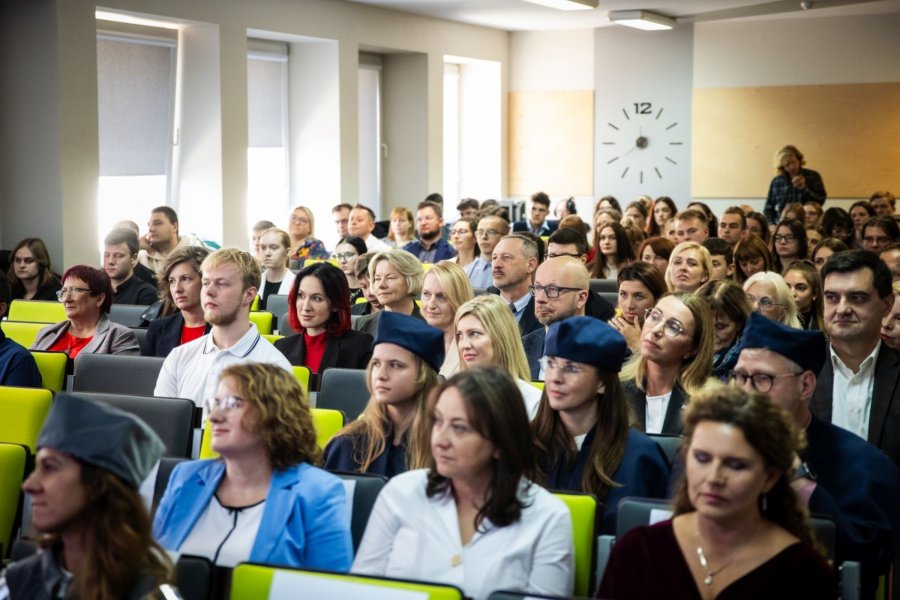 Uczestnicy inauguracji nowego roku akademickiego na Uniwersytecie WSB Merito w Gdyni