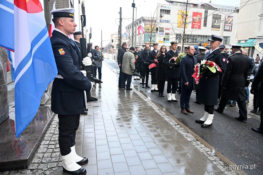 Marynarze Marynarki Wojennej pod pomnikiem.