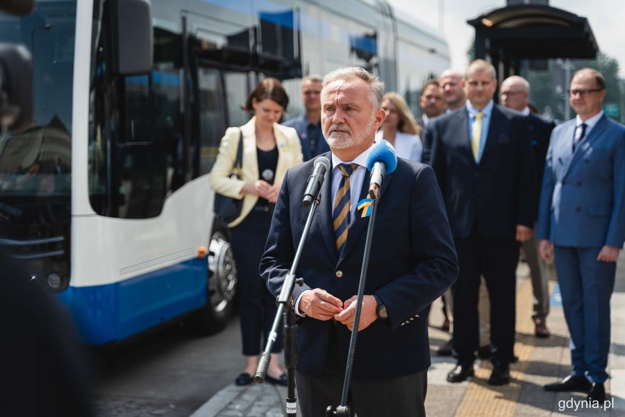 Inauguracja nowych elektrobusów marki Mercedes-Benz przy Muzeum Emigracji w Gdyni - przemawia Wojciech Szczurek, prezydent Gdyni, fot. Kamil Złoch