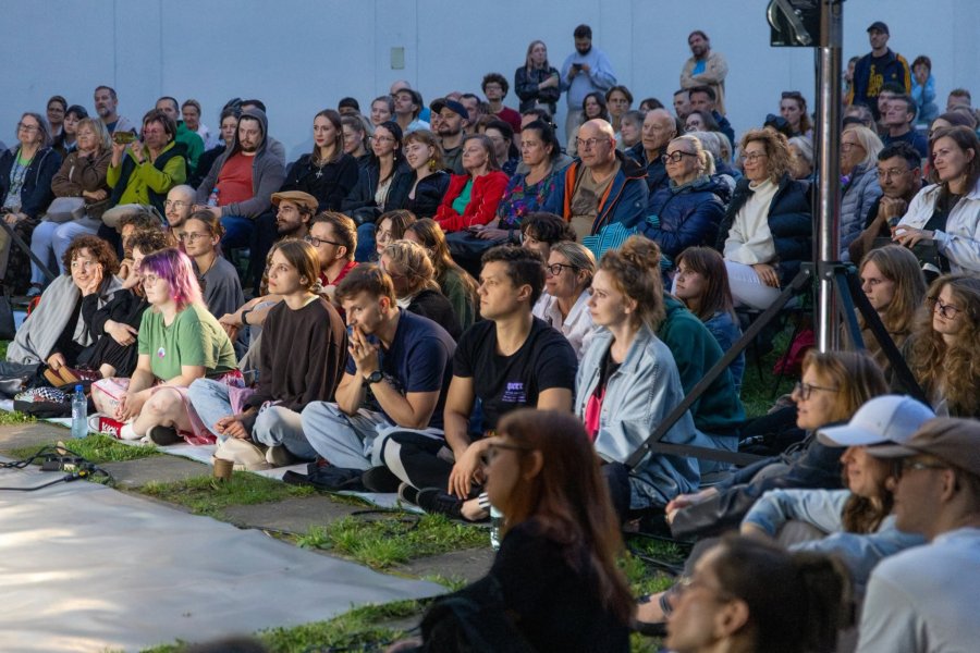 Publiczność podczas pokazu spektaklu &bdquo;Love and death, sex and illness&rdquo; na dziedzińcu Szkoły Podstawowej nr 42 w ramach festiwalu &bdquo;Pociąg do Miasta&rdquo; 