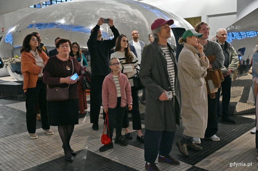 Uczestnicy wernisażu wystawy &bdquo;Gen 100 &ndash; gdyński kod wsp&oacute;lnoty&rdquo; w Muzeum Emigracji 