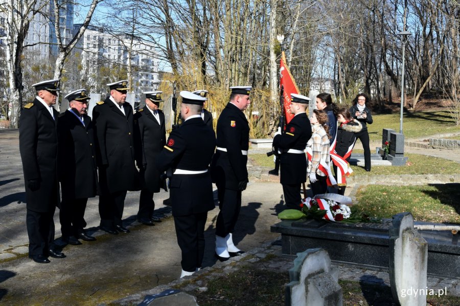 Przedstawiciele Marynarki Wojennej składają kwiaty na grobie gen. bryg. Stanisława Dąbka // fot. Magdalena Czernek