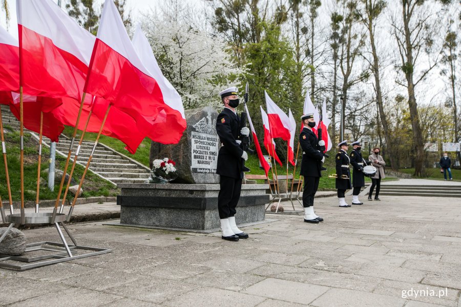 Posterunek honorowy i przedstawiciele Orkiestry Reprezentacyjnej Marynarki Wojennej przed pomnikiem Konstytucji 3 Maja // fot. Karol Stańczak