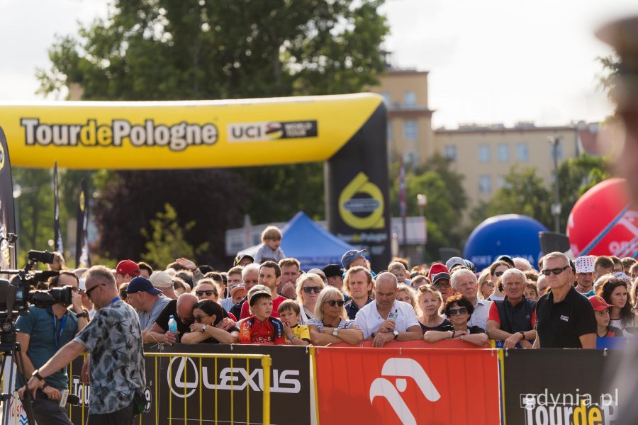Publiczność zgromadzona na Skwerze Kościuszki w oczekiwaniu na prezentację drużyn 83. Tour de Pologne 