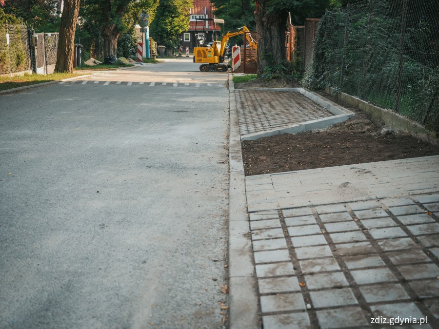 trwające roboty drogowe na ul. Pawiej, widoczna naiwerzchnia oraz przebudowane zjazdy