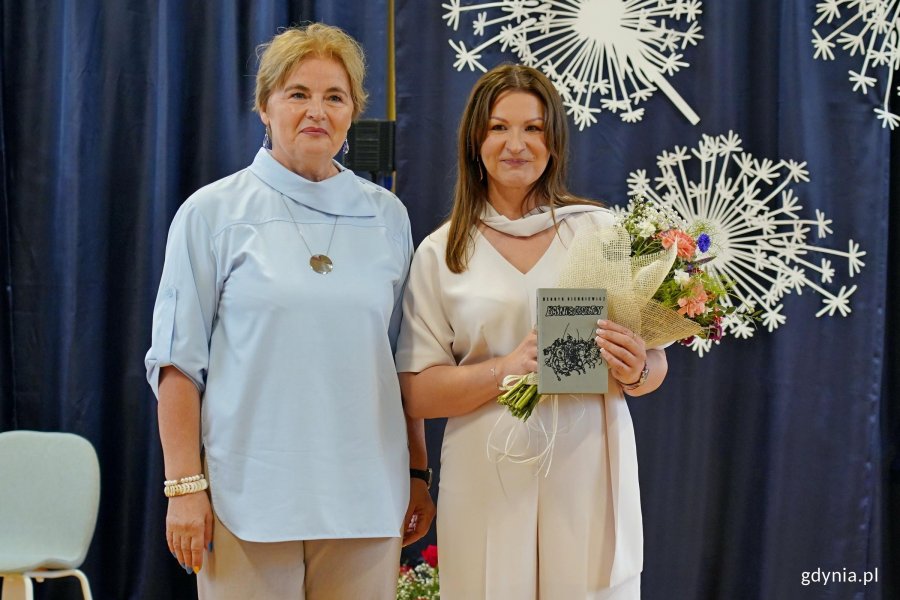 Radna miasta Teresa Bysewska wręczająca pamiątkową książkę Joannie Zarzyckiej &ndash; dyrektorce Szkoły Podstawowej nr 11 