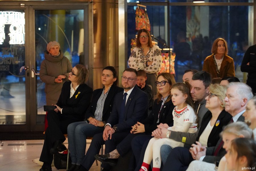 Wśr&oacute;d uczestnik&oacute;w m.in. senator Sławomir Rybicki, wiceprezydenci Gdyni Oktawia Gorzeńska i Tomasz Augustyniak, Oleh Vysochan, wicekonsul Ukrainy w Gdańsku, wiceprzewodnicząca RMG Mariola Śrubarczyk-Cichowska i radna Gdyni Agnieszka Tokarska 