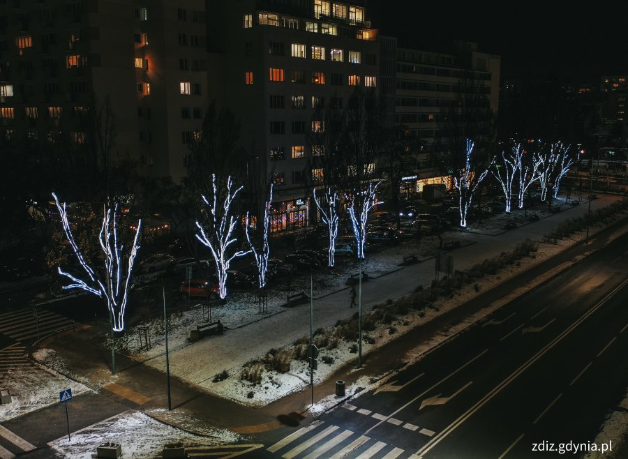 świąteczne iluminacje w mieście, widok z góry, ruch uliczny