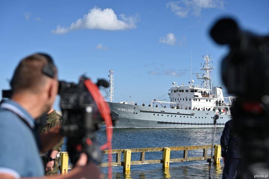 ORP &bdquo;Heweliusz&rdquo; i stojący na brzegu ludzie