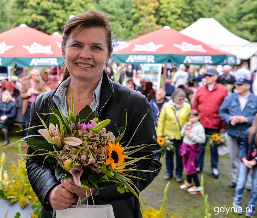 Laureaci konkursu "Gdynia w Kwiatach" odebrali z rąk przewodniczącej Rady Miasta Joanny Zielińskiej nagrody i wyróżnienia // fot. Przemysła Świderski