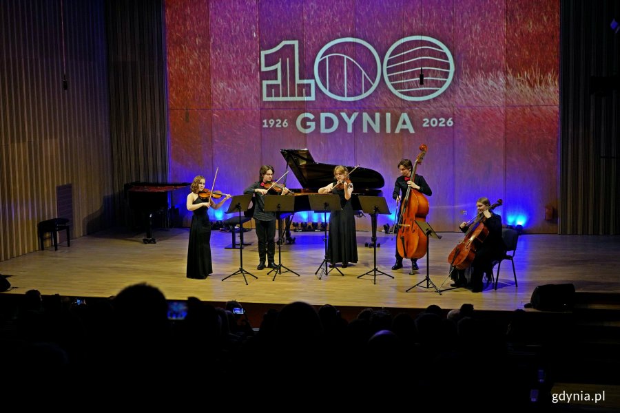 Uczniowie Szkoły Muzycznej I i II stopnia im. Z. Noskowskiego w Gdyni występujący podczas koncertu &bdquo;Muzyczny portret Gdyni&rdquo; (