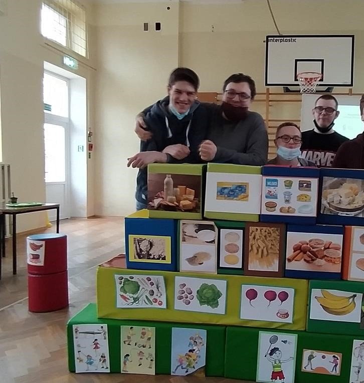 Podopieczni SOSW nr 1 ułożyli piramidę żywieniową z kartonów z rysunkami konkretnych produktów // fot. SOSW nr 1
