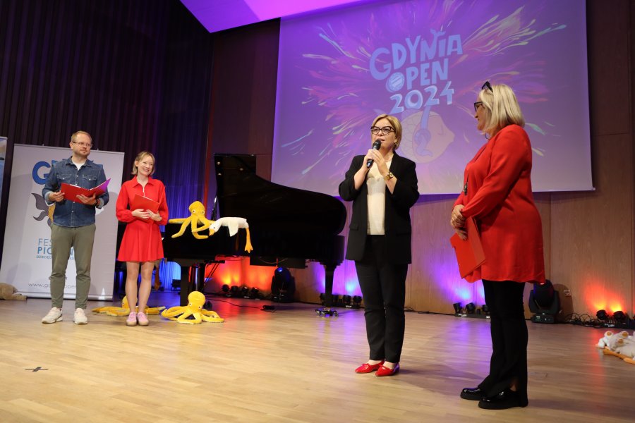 osoby przemawiające na scenie