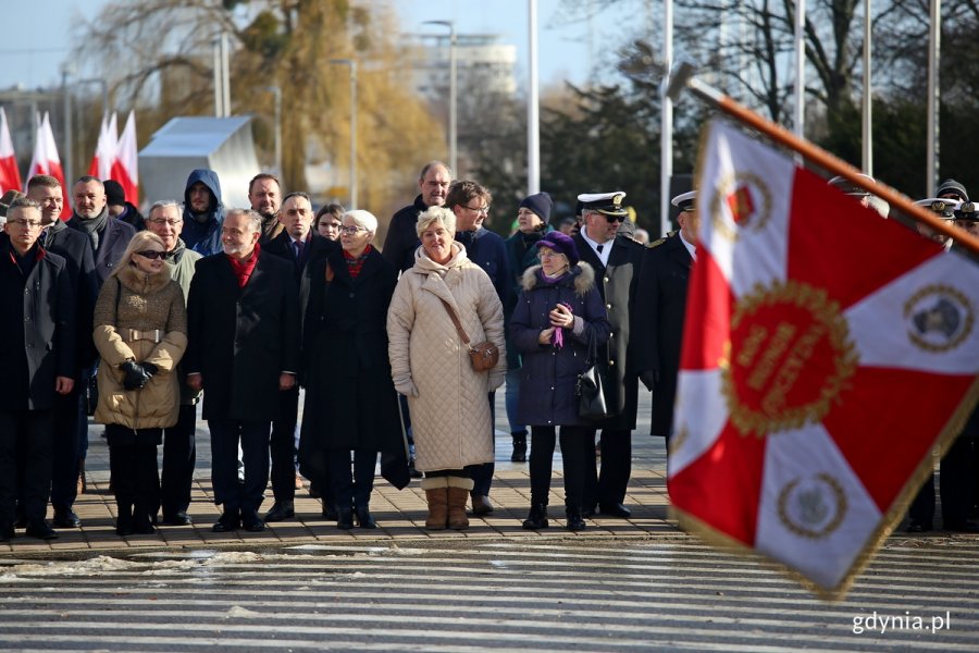 Uroczystości z okazji 97. urodzin gdyni pod Pomnikiem Polski Morskiej.