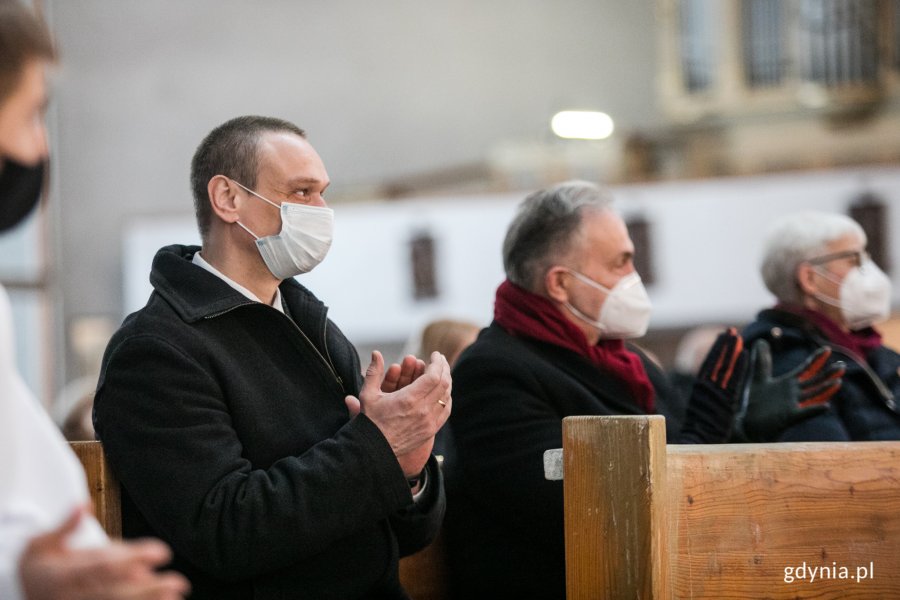 W nabożeństwie udział wzięli m.in. Wojciech Szczurek - prezydent Gdyni, Joanna Zielińska - przewodnicząca Rady Miasta oraz Marcin Wołek - wiceprzewodniczący Rady Miasta // fot. Karol Stańczak