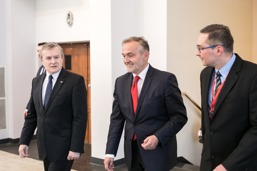 Prof. Piotr Gliński, wicepremier i Minister Kultury i Dziedzictwa Narodowego RP, prezydent Wojciech Szczurek i dyrektor Muzeum Emigracji Sebastian Tyrakowski fot. Karol Stańczak